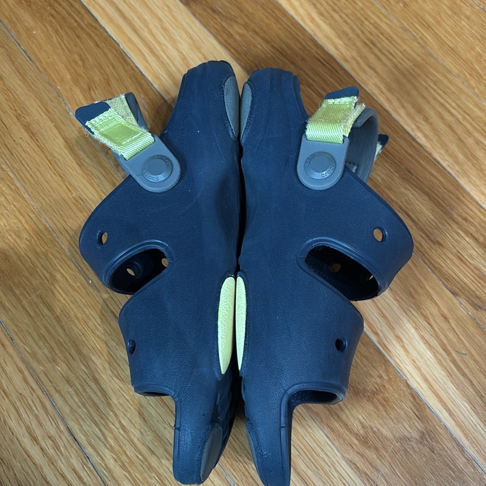 Crocs Sandals Size 3 - Picture 2 of 5
